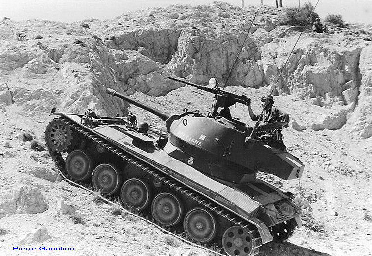 Tổng cộng đã có 10 mẫu thử nghiệm của xe tăng hạng nhẹ ELC được ra đời với nhiều kiểu thiết kế tháp pháo khác nhau, bao gồm ELC EVEN 30 với tháp pháo hai nòng 30mm, ELC EVEN 90 với tháp pháo 90mm, ELC EVEN 120 với pháo 120mm và ECL EVEN - Nord-AVIATION được trang bị các tên lửa SS-11 hoặc SS-12 để chống tăng. Nguồn ảnh: Gauchon.
