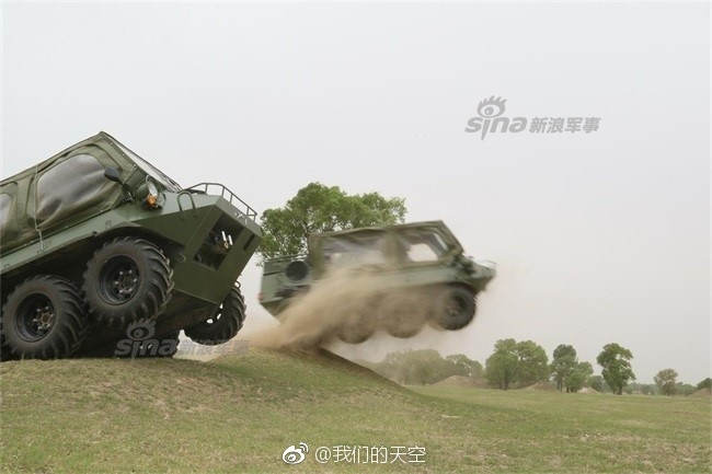 Có tên gọi là Lynx, loại phương tiện 8x8 này của Trung Quốc có khả năng mang theo kiện hàng tối đa khoảng 900 kg, chở theo được tối đa 5 người và có khả năng di chuyển với quãng đường tối đa 250km. Đây là một phương tiện cực kỳ thích hợp để thả dù, giúp tăng độ cơ động cho lực lượng lính dù ngay khi họ tiếp đất. Nguồn ảnh: Sina.