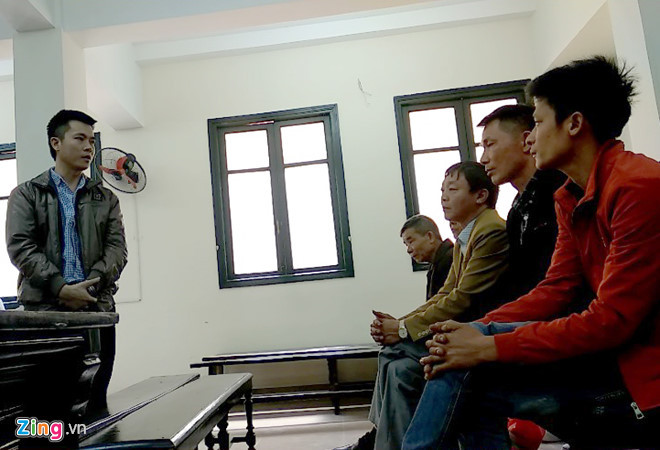 Bị cáo là cựu công an quay xuống xin lỗi các bị hại tại tòa. Ảnh: H.L. Bị cáo là cựu công an quay xuống xin lỗi các bị hại tại tòa. Ảnh: H.L.