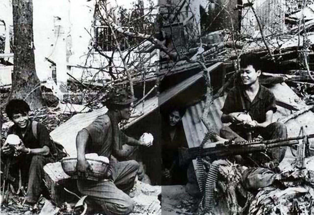 Quân giải phóng chiến đấu trong Thị xã Quảng Trị, tận dụng cả vũ khí chiến lợi phẩm thu được của đối phương để chiến đấu. Nguồn ảnh: Flickr.