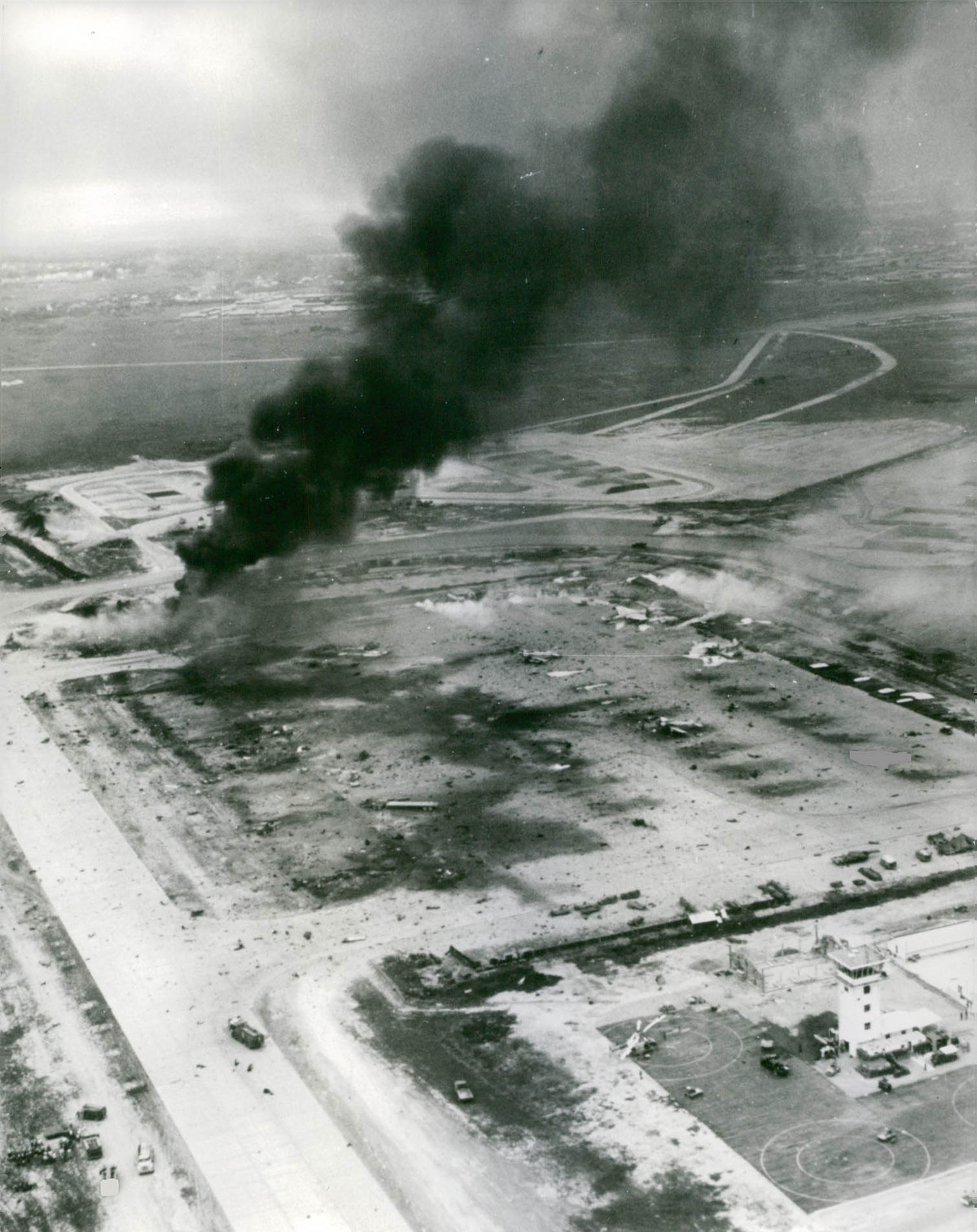 Mục tiêu của trận pháo kích được xác định là nhắm vào khu vực đỗ máy bay bên trong sân bay Biên Hòa. Hỏa lực cối đã khiến 20 chiếc B-57 bị hư hại (5 chiếc hỏng hoàn toàn), 4 trực thăng và 3 chiếc A-1H Skyraiders bị hư hỏng. Nguồn ảnh: Flickr.