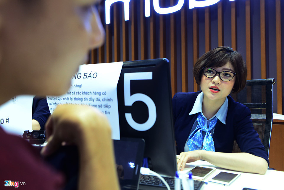 "Các nhân viên làm việc không ngưng tay. Chúng tôi phải tăng cường thêm chuyên viên từ các phòng ban khác, đặt thêm bàn ghế để giao dịch. Có nhiều thời điểm 21h đóng cửa nhưng lượng khách trong cửa hàng vẫn còn đông", bà Thương cho hay.