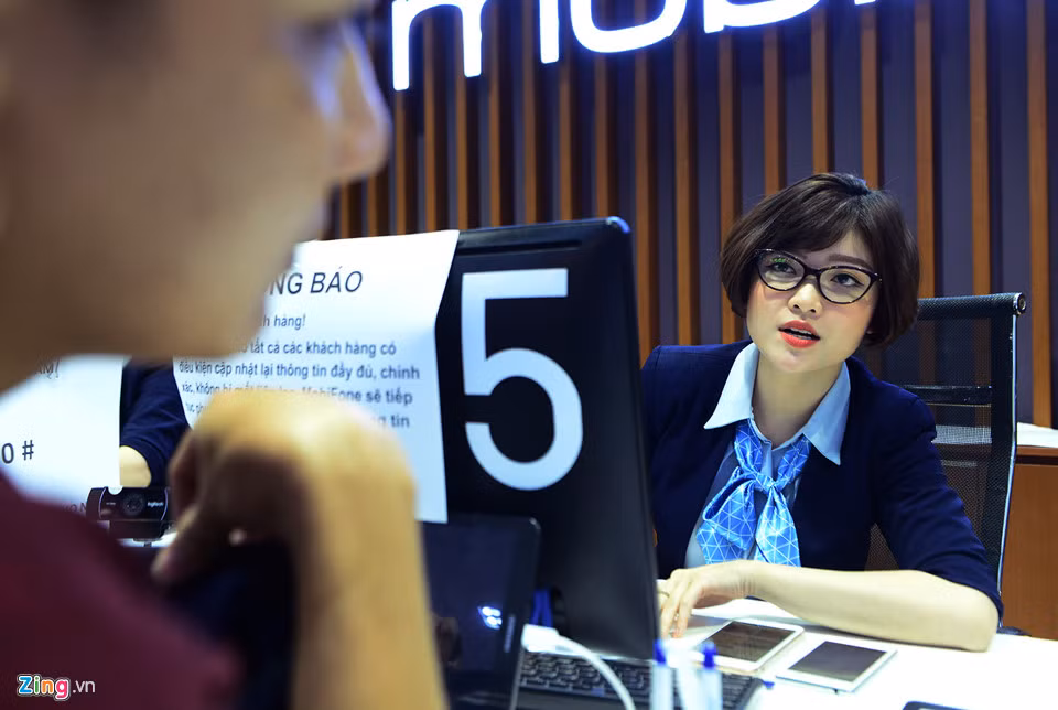 "Các nhân viên làm việc không ngưng tay. Chúng tôi phải tăng cường thêm chuyên viên từ các phòng ban khác, đặt thêm bàn ghế để giao dịch. Có nhiều thời điểm 21h đóng cửa nhưng lượng khách trong cửa hàng vẫn còn đông", bà Thương cho hay.