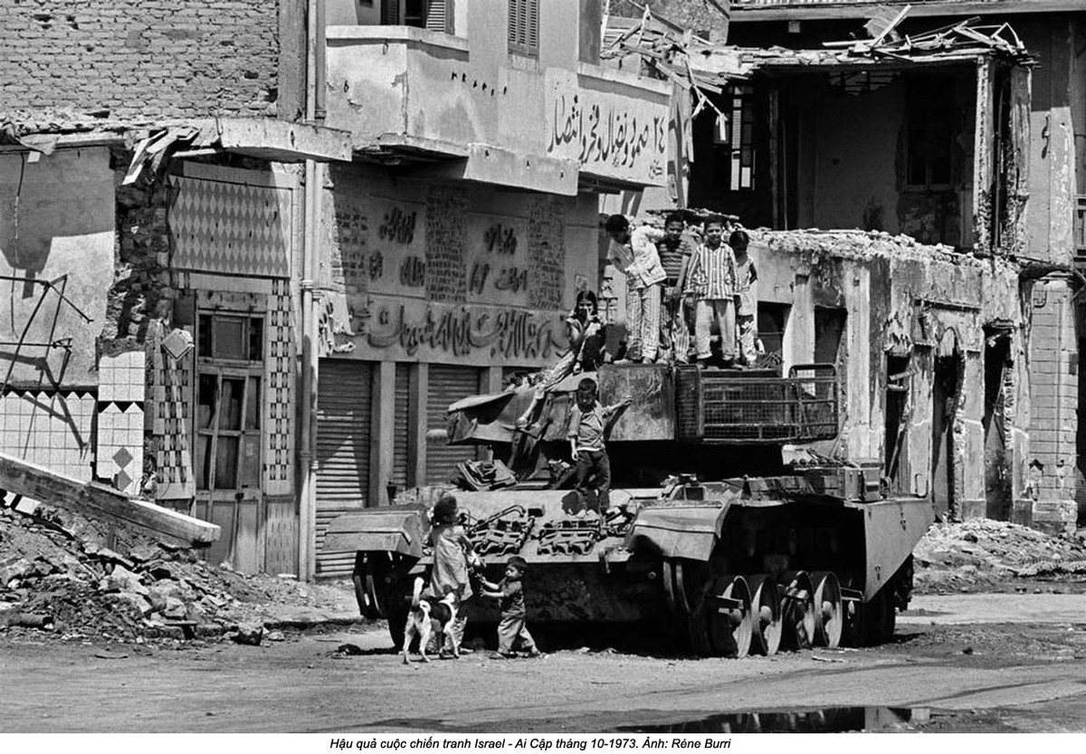 Xe tăng của quân đội Israel bị bắn cháy trong cuộc chiến bên cạnh khu dân cư đổ nát ở kênh đào Suez. Nguồn ảnh: Flickr.