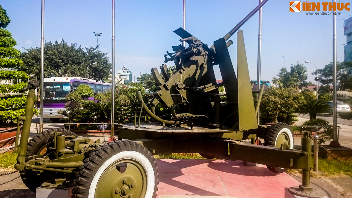 Khẩu pháo này có chiều dài tổng thể 5,5 mét, rộng 1,79 mét và cao 2,11 mét. Tốc độ xoay của khẩu pháo này tối đa khoảng 15 độ mỗi giây, đồng nghĩa với việc 61-K sẽ cần khoảng 24 giây để xoay trọn một vòng 360 độ. Tuy nhiên điều này còn phụ thuộc khá nhiều vào kỹ năng của kíp chiến đấu.