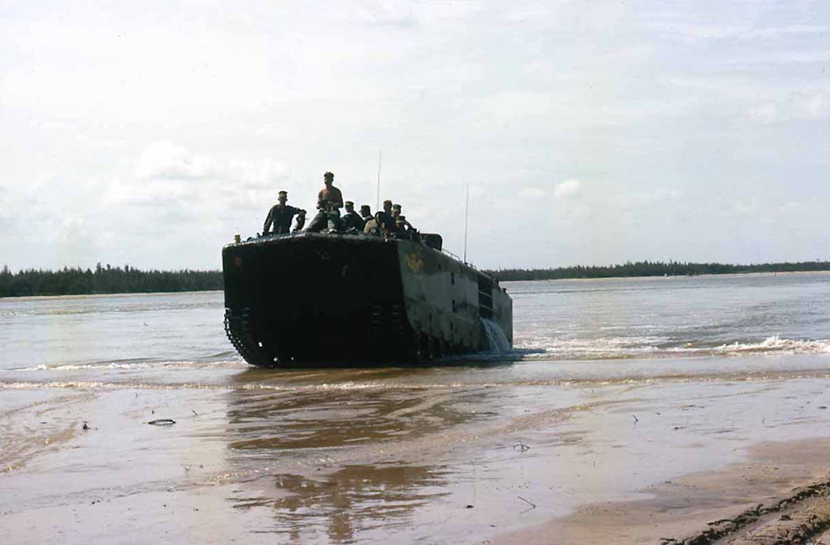 Với 34 lính nó có thể mang theo, chiếc xe này rõ ràng có khả năng chuyên chở quân thậm chí còn nhỉnh hơn cả một chiếc xe bus thông thường. Nguồn ảnh: Flickr.