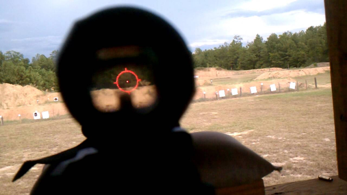 Trường nhìn của loại kính ngắm lai này thông qua ống nhắm phóng đại dù có mức độ phóng đại lớn nhưng cũng khá hẹp, khiến xạ thủ khó bao quát được chiến trường. Mức độ phóng đại 2x cũng chưa phải là quá xa để giữ xạ thủ ở khu vực an toàn trong giao tranh, điều này dẫn đến rất nhiều bất lợi cho người lính khi bị áp sát bất ngờ. Nguồn ảnh: Tube.