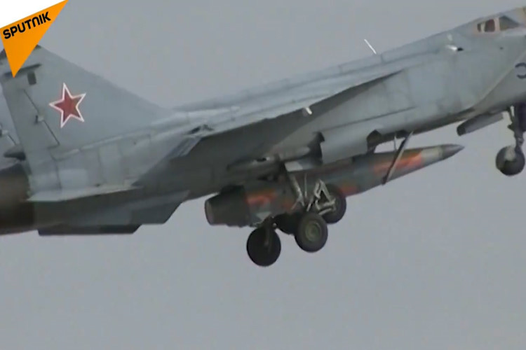 Năm nay phi đội MiG-31 sẽ xuất hiện trên Quảng Trường Đỏ sẽ là biến thể MiG-31BM dự kiến sẽ mang theo tên lửa KH-47M2 Kinzhal lần đầu tiên lộ diện một cách công khai. Nguồn ảnh: Sputnik.