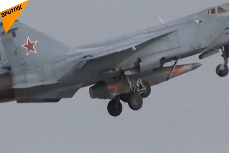 Năm nay phi đội MiG-31 sẽ xuất hiện trên Quảng Trường Đỏ sẽ là biến thể MiG-31BM dự kiến sẽ mang theo tên lửa KH-47M2 Kinzhal lần đầu tiên lộ diện một cách công khai. Nguồn ảnh: Sputnik.