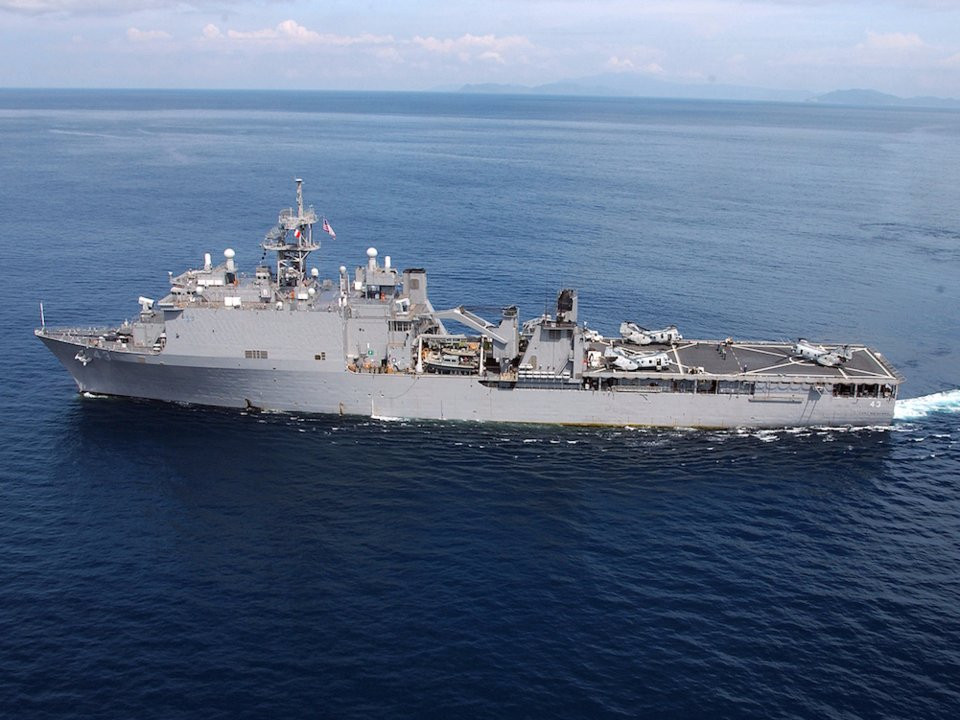 Tàu bến đổ bộ (dock landing ship) lớp Whidbey Island phục vụ cho mục đích chính là vận tải Thủy quân Lục chiến và phương tiện lội nước chiến đấu xuất kích tấn công vào bãi biển của đối phương. Nguồn ảnh: BI.