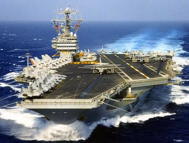Được hạ thủy lần đầu từ năm 1975, các tàu sân bay lớp Nimitz ban đầu được xây dựng để thay thế cho các tàu sân bay lớp Kitty Hawk và Enterprise. Kể từ những năm 80, các tàu sân bay lớp Nimitz đã trờ thành xương sống của Hải quân Mỹ. Nguồn ảnh: BI.