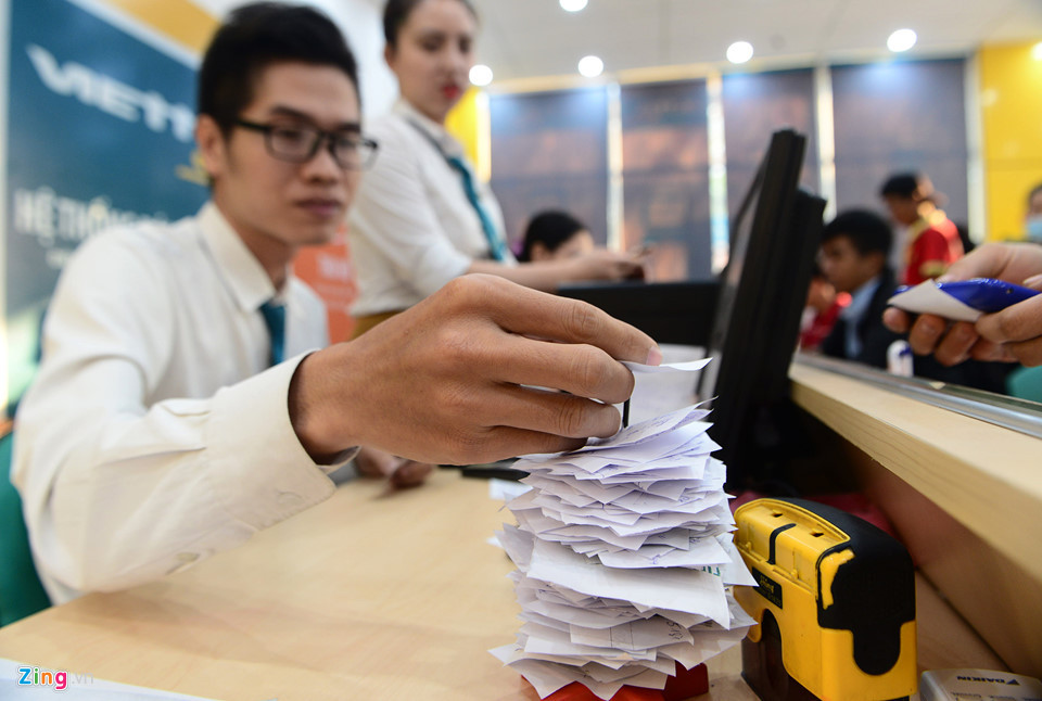 Lượng khách tăng cao so với thời gian trước đây nên nhiều điểm giao dịch luôn phải hoạt động hết công suất. Một nhân viên tại điểm giao dịch Viettel cho biết những ngày qua, một quầy xử lý thông tin cho khách hàng hoạt động hơn 1 giờ đã ghim đầy số thứ tự làm xong với hàng trăm cái.
