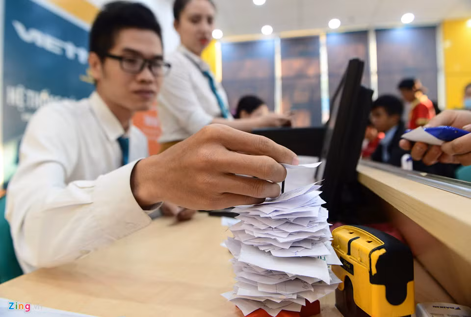 Lượng khách tăng cao so với thời gian trước đây nên nhiều điểm giao dịch luôn phải hoạt động hết công suất. Một nhân viên tại điểm giao dịch Viettel cho biết những ngày qua, một quầy xử lý thông tin cho khách hàng hoạt động hơn 1 giờ đã ghim đầy số thứ tự làm xong với hàng trăm cái.