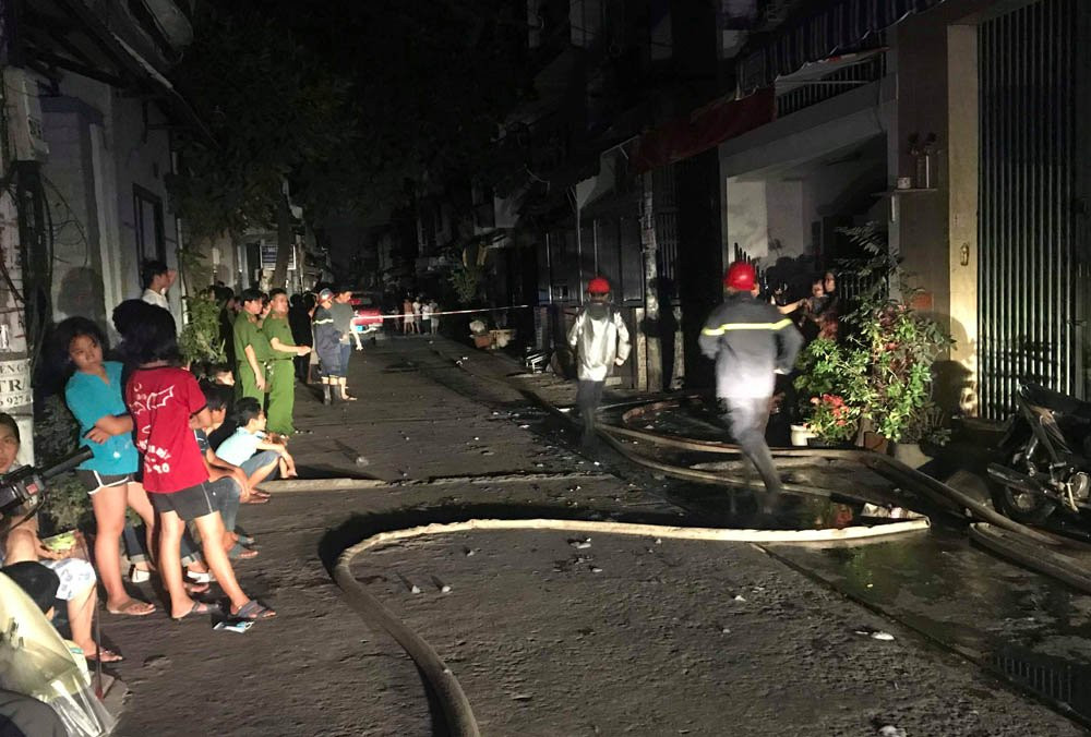 Dòng điện trên con hẻm nhỏ đường Hương Lộ 2 bị ngắt điện hoàn toàn. Dòng điện trên con hẻm nhỏ đường Hương Lộ 2 bị ngắt điện hoàn toàn.