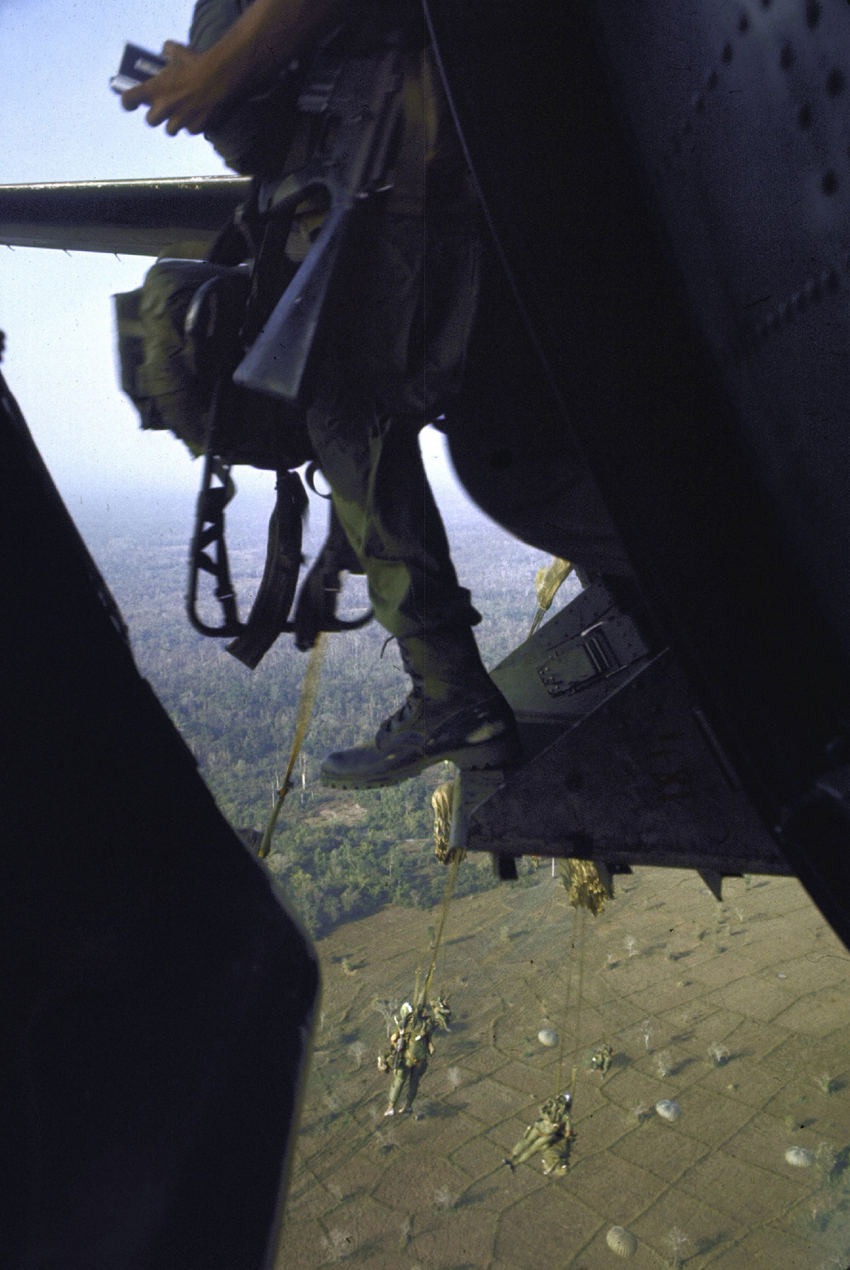 Trước các thông tin tình báo được gửi về, phía ta đã xác định đây là một cuộc hành quân quy mô lớn nhất từ trước tới nay của Mỹ, kèm theo đó là lực lượng trù bị có quân số khá lớn của Mỹ và Sài Gòn có thể được huy động thêm vào chiến dịch chỉ trong thời gian ngắn. Vậy nên, phía quân giải phóng đã chủ động tránh đối đầu trực diện, tiến hành chiến tranh du kích và lấy bảo toàn lực lượng làm mục tiêu chính. Nguồn ảnh: Corbis.