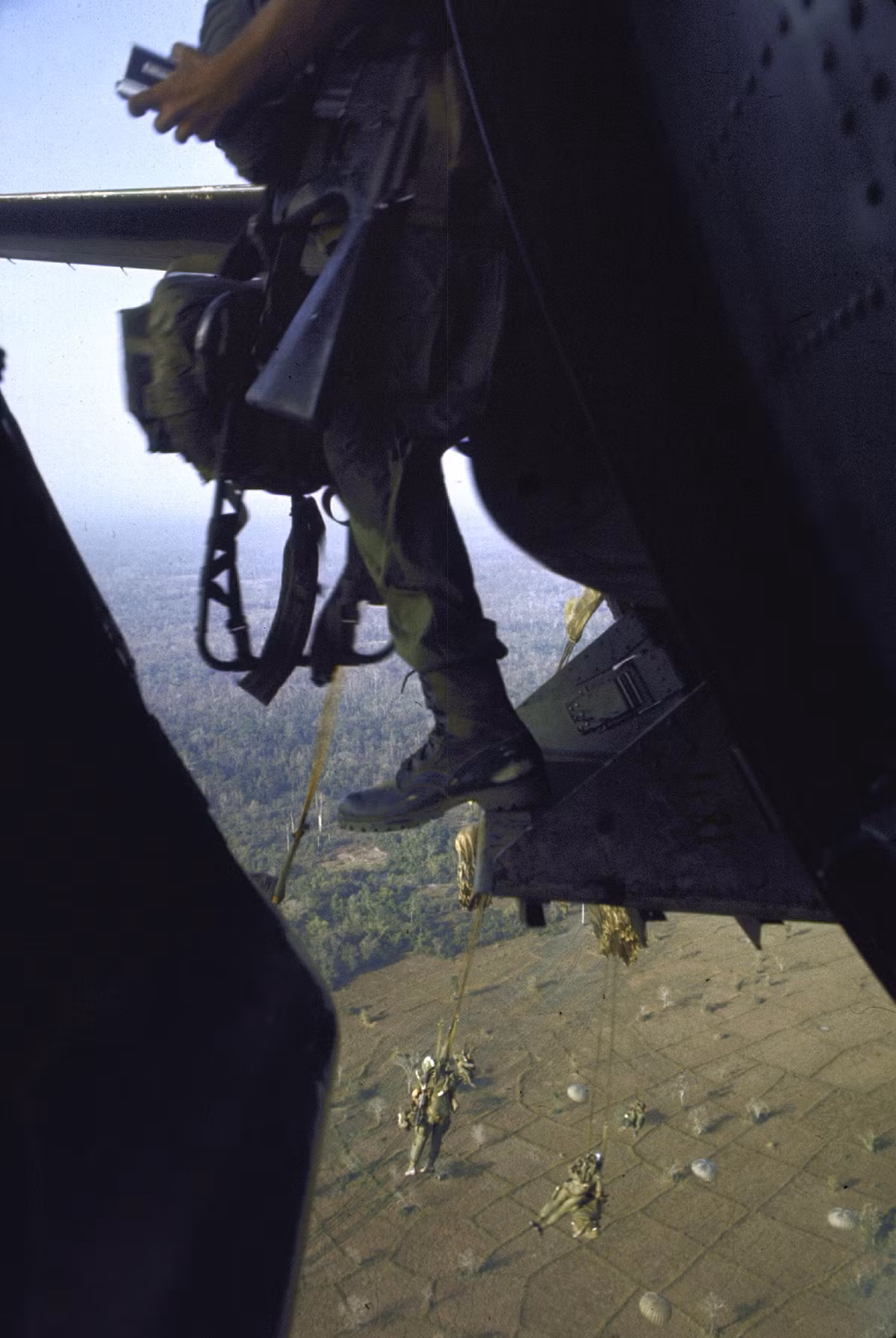 Trước các thông tin tình báo được gửi về, phía ta đã xác định đây là một cuộc hành quân quy mô lớn nhất từ trước tới nay của Mỹ, kèm theo đó là lực lượng trù bị có quân số khá lớn của Mỹ và Sài Gòn có thể được huy động thêm vào chiến dịch chỉ trong thời gian ngắn. Vậy nên, phía quân giải phóng đã chủ động tránh đối đầu trực diện, tiến hành chiến tranh du kích và lấy bảo toàn lực lượng làm mục tiêu chính. Nguồn ảnh: Corbis.