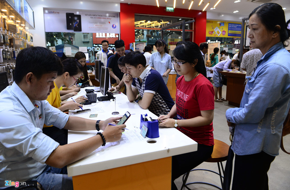 Nhiều điểm giao dịch khác phải tăng cường thêm nhân viên, bàn ghế giao dịch. Bà Hoàng Thị Minh Thương, cửa hàng trưởng MobiFone trên đường Quang Trung, quận Gò Vấp cho biết trong một tuần qua ngày nào lượng khách cũng tăng gấp đôi, trung bình khoảng 1.600 khách/ngày từ 7h30 - 21h00.