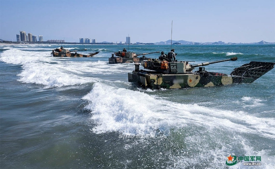 Phần mũi của các thiết giáp Type 05 được thiết kế để chắn sóng với khả năng nhô ra rất cao so với phần thân xe. Tuy nhiên hệ thống này cũng khó có thể chắn được toàn bộ nước tràn vào trong xe nhất là khi di chuyển ở biển với sóng lớn. Nguồn ảnh: News81.