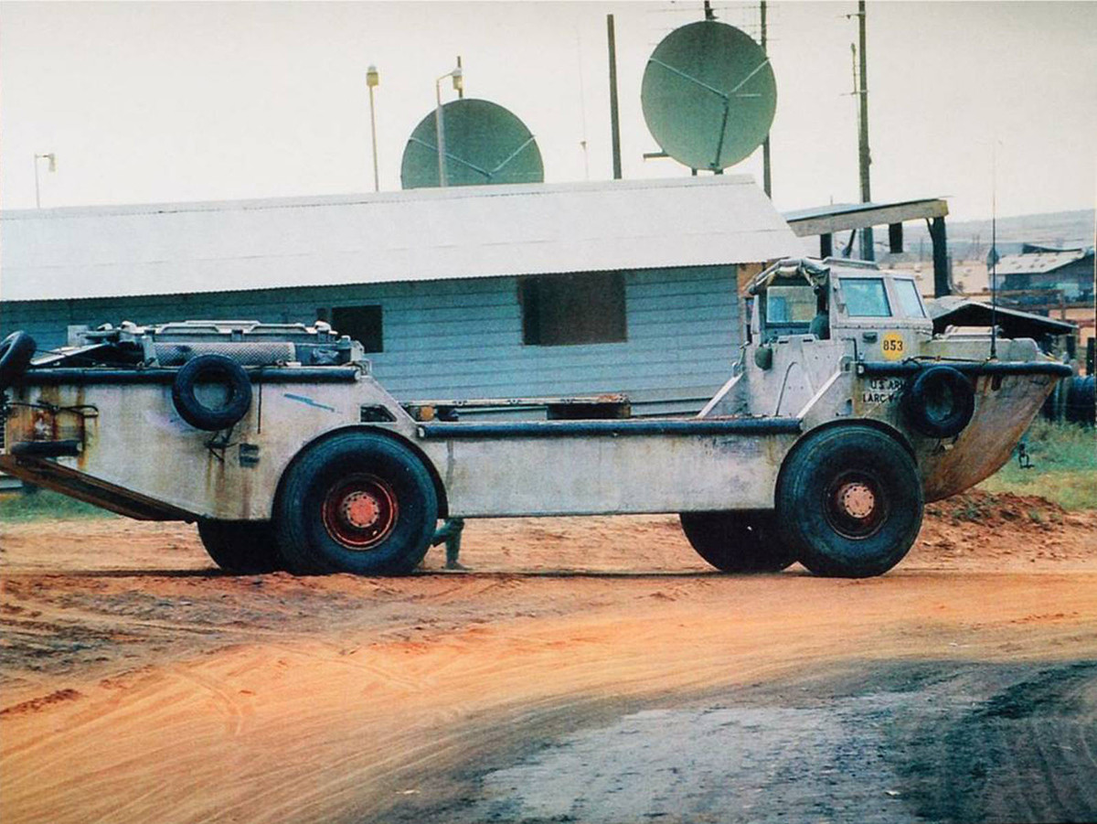 Một loại phương tiện lưỡng cư độc đáo được Mỹ sử dụng tại căn cứ quân sự này. Nguồn ảnh: Flickr.