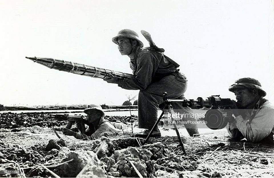 Bọc phá cửa mở, thứ vũ khí không thể thiếu được trong các cuộc giao tranh kiểu đánh công kiên. Loại bọc phá này có thiết kế giống với bọc phá gậy trong Chiến tranh Thế giới thứ 2 và cũng có tác dụng tương tự, chuyên dùng để phá rào dây thép gai Nguồn ảnh: Getty.