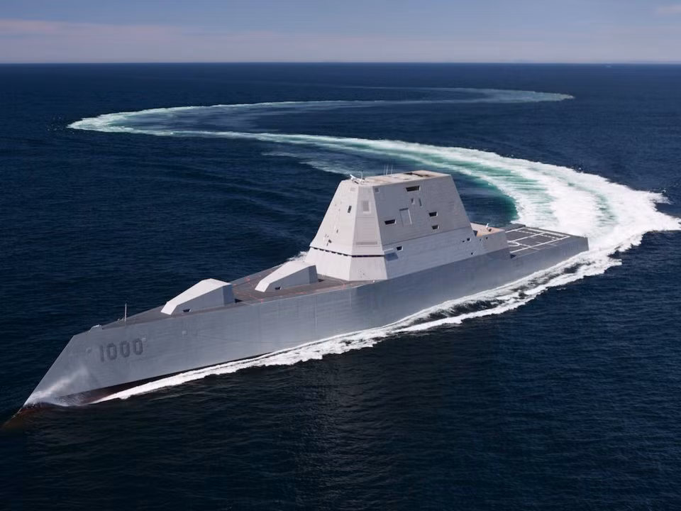 Tiếp theo đó là đến khu trục hạm lớp Zumwalt của Hải qân Mỹ. Đây là lớp khu trục hạm mới nhất của lực lượng này. Loại khu trục hạm này có giá cực đắt, lên tới 4 tỷ USD cho một chiếc và hệ thống pháo hiện đại nâng cao của nó cũng cực kỳ đắt đỏ với khoảng... 1 triệu USD cho một phát bắn. Nguồn ảnh: BI.