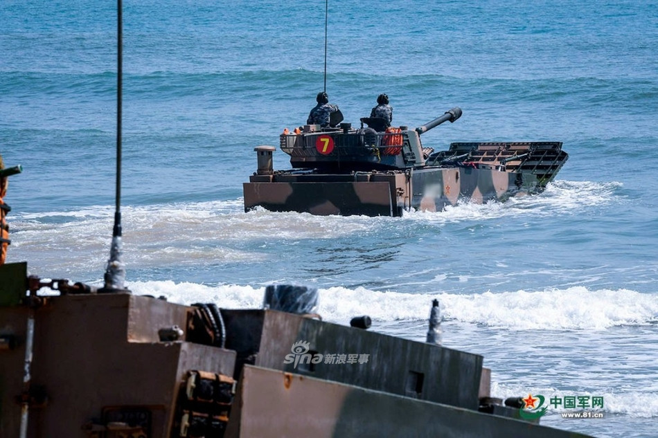 Ra đời từ năm 2006, được thiết kế, lắp ráp và sản xuất bởi Tập đoàn quốc phòng Norinco của Trung Quốc, xe thiết giáp lội nước Type 05 hay ZBD-05 hiện giờ đang là loại phương tiện chiến đấu lội nước quan trọng của Hải quân Đánh bộ Trung Quốc. Nguồn ảnh: News81.