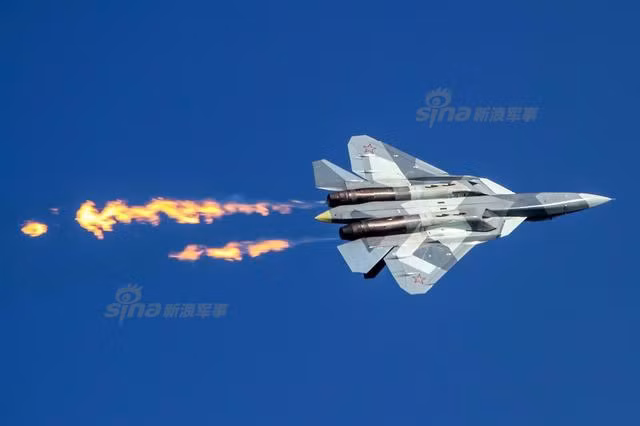 Trọng lượng rỗng của chiếc chiến đấu cơ thế hệ 5 này khoảng 18.000 kg, nó có thể cất cánh được với trọng lượng tối đa 35.000 kg, trong đó có 10.300 kg nhiên liệu dự trữ. Nguồn ảnh: Sina.