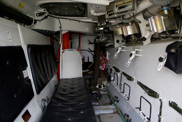 Nội thất bên trong của chiếc BMP-1AK được làm lại nhằm đảm bảo sự thoải mái cho binh lính cũng như tăng tầm quan sát cho người ngồi trong. Nguồn ảnh: Flickr.