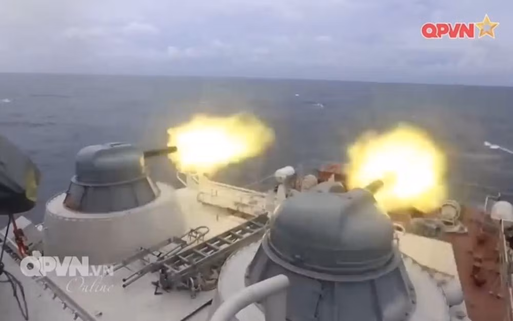 AK-630 được xếp vào loại vũ khí đánh chặn tầm gần, có khả năng tiêu diệt tốt các loại máy bay có hoặc không có người lái của đối phương và cả các mục tiêu trên biển. Đây cũng được coi là lớp phòng thủ cuối cùng của một tàu chiến khi các nỗ lực đánh chặn tên lửa chống hạm của đối phương từ khoảng cách xa thất bại. Nguồn: QPVN.