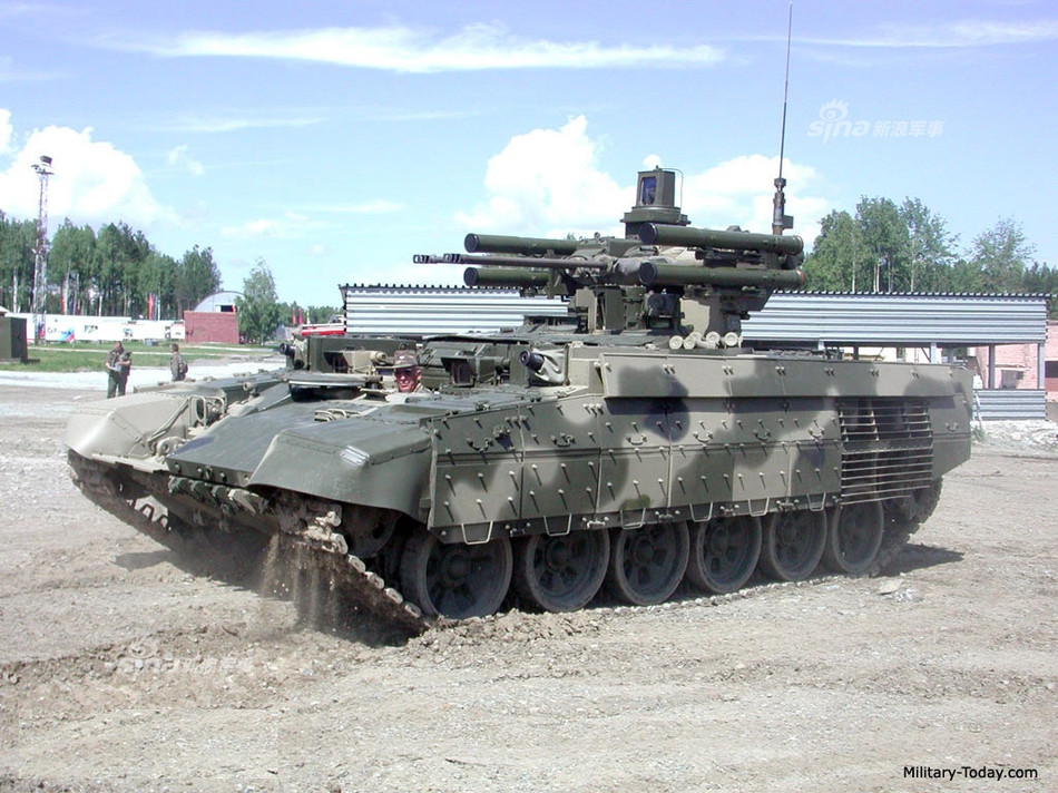 Tháp pháo của xe có một khẩu pháo tự động nòng đôi 2A42 cỡ nòng 30mm, tốc độ bắn cao lên tới 600 viên mỗi phút. Cơ số đạn của khẩu pháo này lên tới 850 viên kèm theo đó là khả năng bắn nhiều loại đạn khác nhau. Nguồn ảnh: Sina.