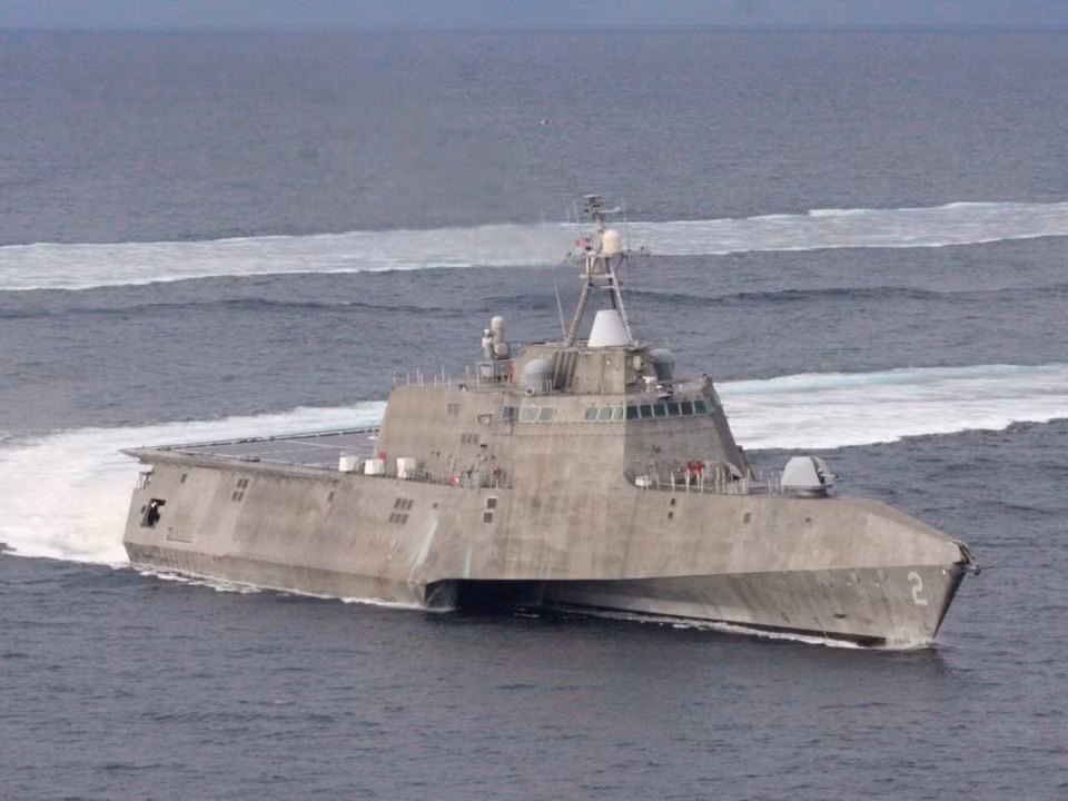 Lớp tàu chiến đấu ven biển thứ hai chính là lớp Independence của Hải quân Mỹ. Thiết kế của loại tàu này là cực kỳ độc đáo với ba thân, và nó là lớp tàu chiến đấu ven biển duy nhất của Hải quân Mỹ có khả năng mang theo máy bay trực thăng. Nguồn ảnh: BI.