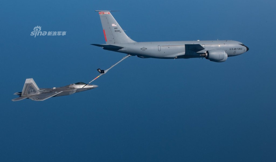 Mỗi máy bay tiếp liệu KC-135 có thể mang được tối đa 54 tấn nhiên liệu máy bay. Toàn bộ số nhiên liệu này sẽ được làm nóng lên nhiệt độ 57 độ C trước khi được bơm sang chiến đấu cơ để có nhiệt độ tương đương với nhiệt độ của số nhiên liệu trong chiến đấu cơ còn lại. Nguồn ảnh: Sina.