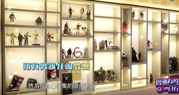 Nam tài tử họ Huỳnh có một bộ sưu tập mô hình các nhân vật nổi tiếng.