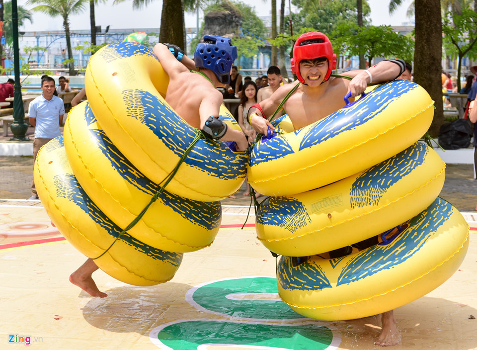 Các trận đấu "sumo phao" diễn ra khá hấp dẫn. Người thua cuộc được xác định khi bị húc ngã hoặc bị đẩy ra khỏi vòng tròn.