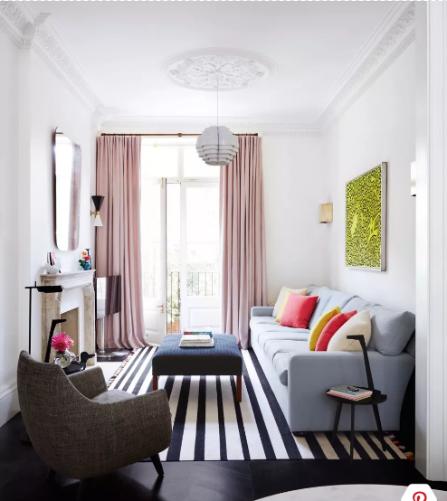 Thay vì đặt rèm trực tiếp lên cửa sổ, hãy đặt chúng gần hơn với trần nhà. Đặt rèm sát với trần nhà sẽ khiến cho toàn bộ không gian nhà bạn trông cao hơn và rộng hơn. Tuy nhiên, bạn cũng nên cân nhắc đến yếu tố ánh sáng và thẩm mỹ trước khi treo rèm.