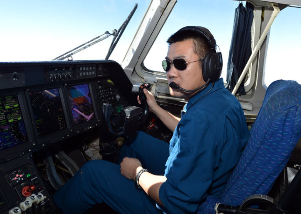 Cận cảnh khoang lái cực kỳ hiện đại của máy bay Y-9 với toàn bộ các màn hình hiển thị điện tử được thay thế cho các màn hình đồng hồ cơ học như trên chiếc An-12 cổ lỗ. Nguồn ảnh: Newschina.