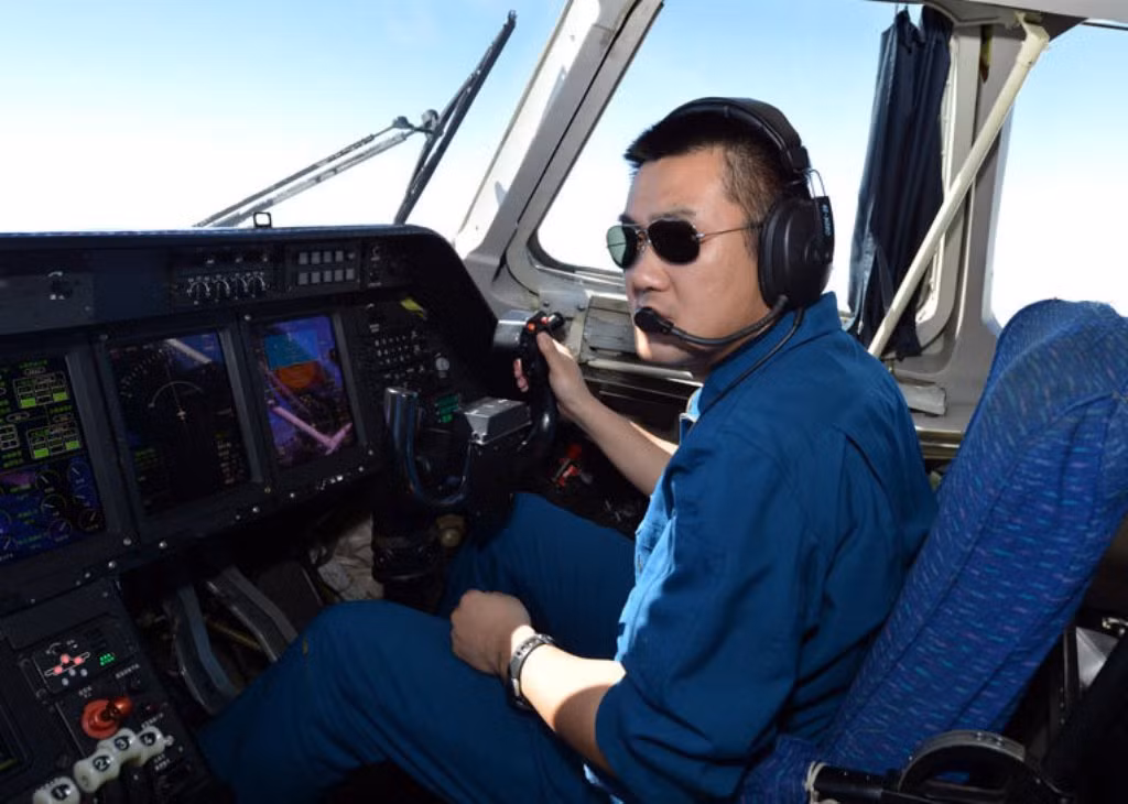 Cận cảnh khoang lái cực kỳ hiện đại của máy bay Y-9 với toàn bộ các màn hình hiển thị điện tử được thay thế cho các màn hình đồng hồ cơ học như trên chiếc An-12 cổ lỗ. Nguồn ảnh: Newschina.