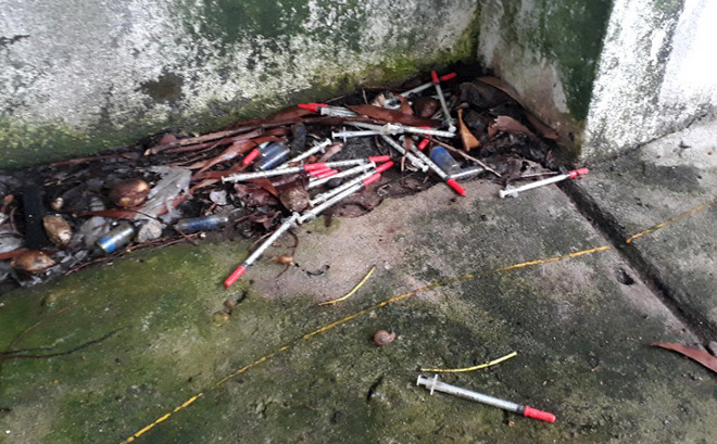 Kim tiêm vứt nhiều ở căn phòng bỏ hoang ở sân bay Phú Quốc cũ. Ảnh: Nhật Tân. Kim tiêm vứt nhiều ở căn phòng bỏ hoang ở sân bay Phú Quốc cũ. Ảnh: Nhật Tân.