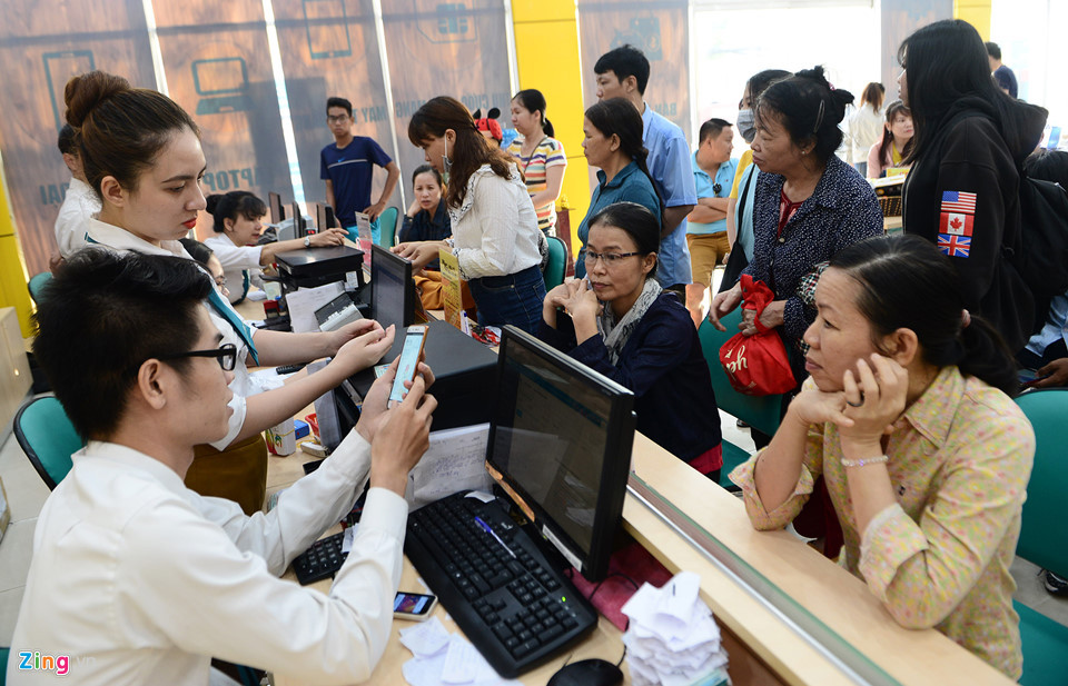 Nhiều điểm giao dịch của các nhà mạng ở TP.HCM những ngày này luôn đông nghịt khách tới đăng ký bổ sung hình chân dung, thông tin cá nhân theo Nghị định 49/2017.