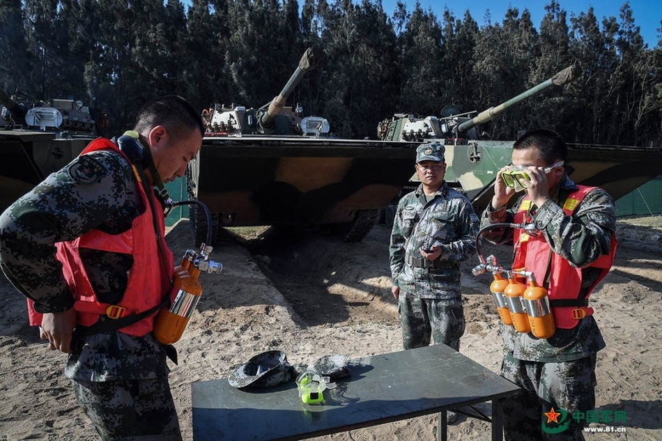 Theo đó trong trang bị của kíp lái xe thiết giáp lội nước Type 05 Trung Quốc luôn đi kèm bình thở oxy và kính lặn. Các thiết bị này cho phép người lính có thể hoạt động tốt trong xe ngay cả khi xe bị nước tràn vào trong quá trình di chuyển dưới nước. Nguồn ảnh: News81.