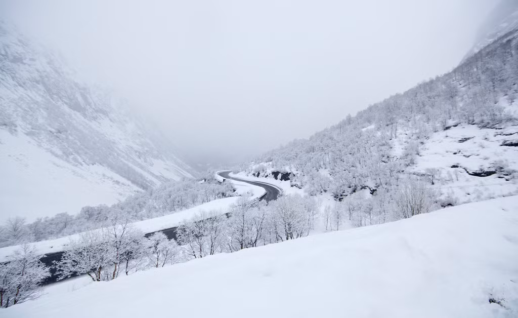 Strynefjell, Na Uy: Một cung đường trắng xóa vào mùa đông, mặc dù khi tuyết rơi dày con đường này sẽ bị đóng cửa nhưng vẫn có rất nhiều phượt thủ mạo hiểm tính mạng của mình vì vẻ đẹp của con đường này.