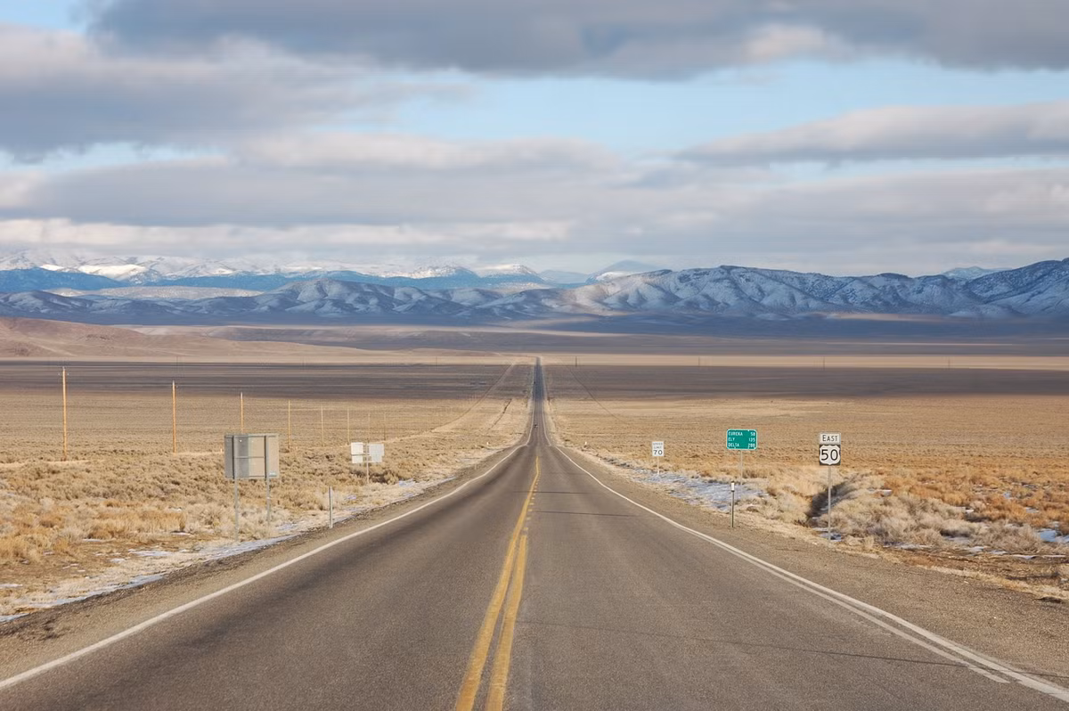 The Loneliest, Nevada, US. Con đường dài nhất thế giới nối từ bờ tây đến bờ đông nước Mỹ. Nó đủ dài và vắng vẻ để bạn tha hồ tăng tốc.