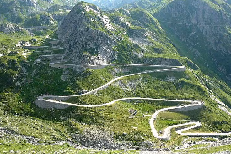 Đèo Grimsel, Thụy Sỹ: Cung đường này có độ dài không quá lớn nhưng độ khúc khuỷu của nó khiến mọi người mất rất nhiều thời gian mới vượt qua được.