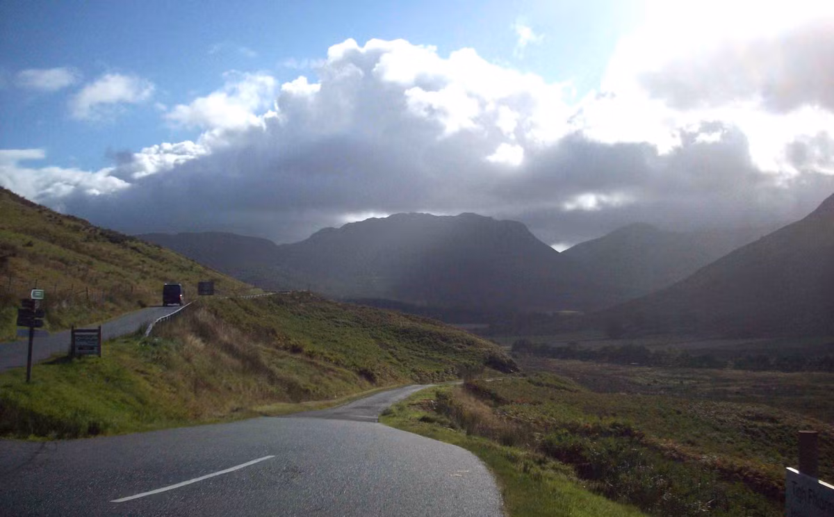 Con đường đi từ Anh tới Scotland: Luôn luôn có một lớp mây mỏng là là mặt đường, cho bạn cảm giác như đây là con đường dẫn đến thiên đàng vậy.