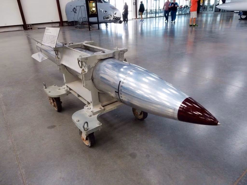 Đây là phiên bản mới nhất của họ bom hạt nhân B61 do Viện nghiên cứu quốc gia Los Alamos thiết kế, được nhà máy Pantex sản xuất từ 1968 tới nay với 3.155 quả.