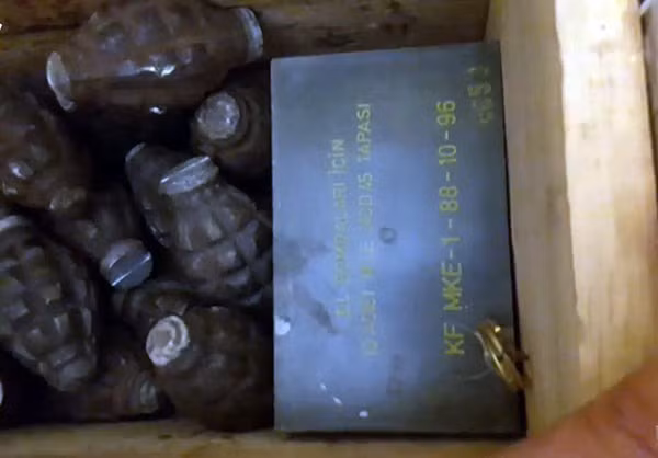 Vô số lựu đạn của Mỹ sản xuất cũng được thu giữ.