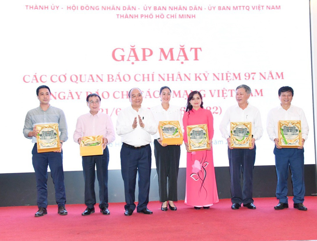 Chủ tịch nước Nguyễn Xuân Phúc gặp mặt lãnh đạo các cơ quan báo chí tại TP HCM Chu tich nuoc Nguyen Xuan Phuc gap mat lanh dao cac co quan bao chi tai TP HCM