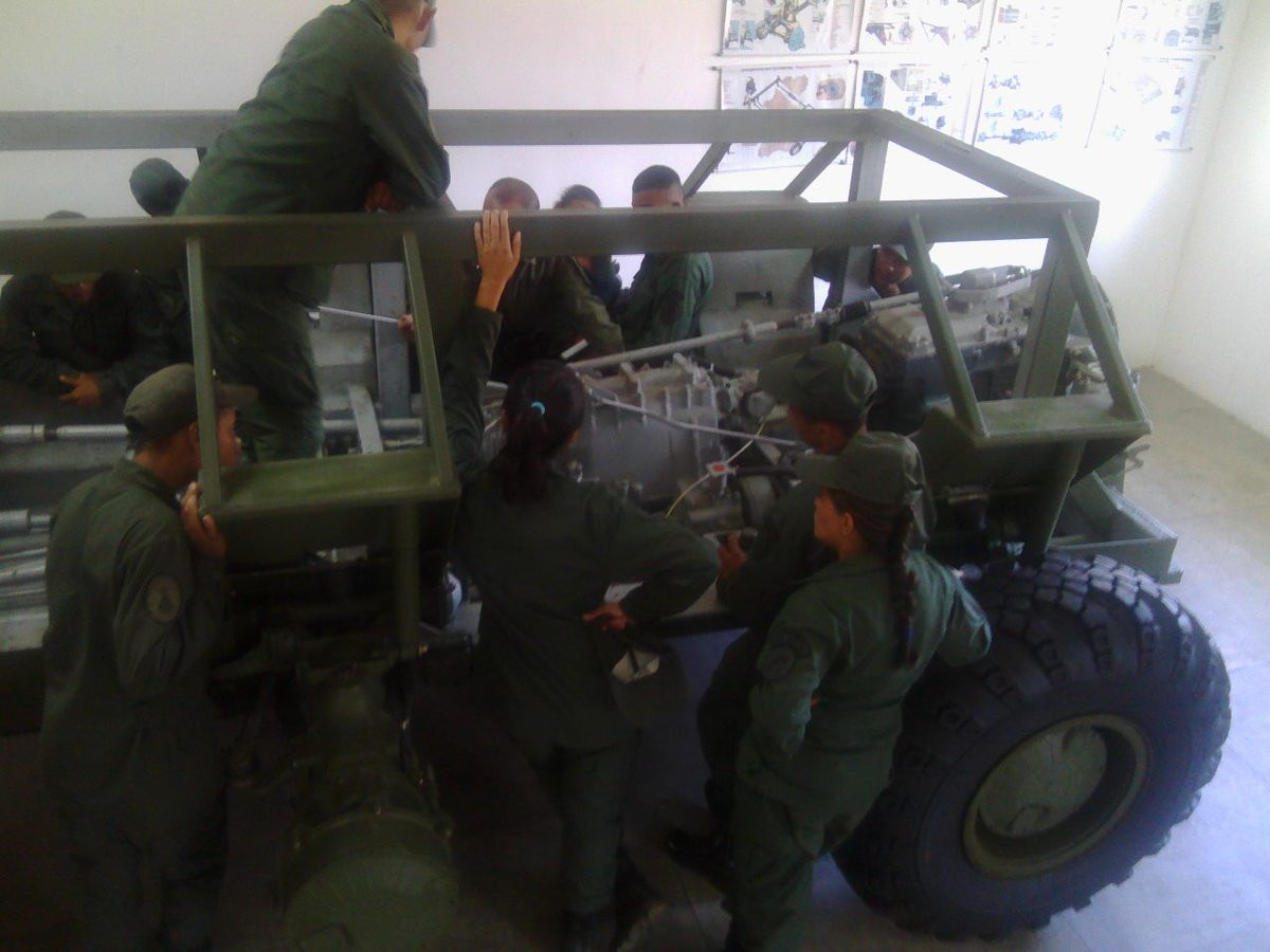 Tìm hiểu kết cấu bên trong xe BTR-80A.