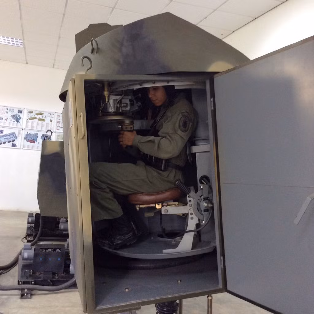 Các binh sĩ Lữ đoàn 31 huấn luyện sử dụng BMP-3 trên hệ thống mô phỏng. Nguồn ảnh: Otvaga