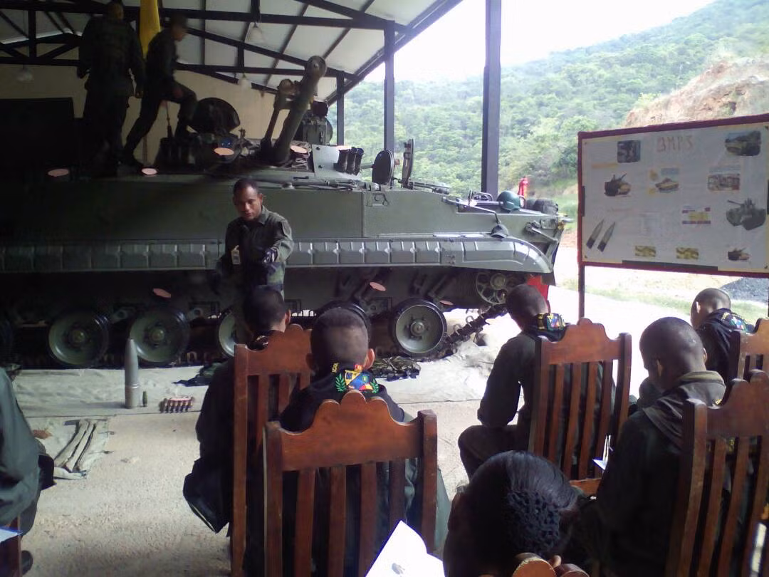 Trong ảnh, các binh sĩ Lữ đoàn bộ binh cơ giới 31 đang học tập sử dụng xe BMP-3M. Nguồn ảnh: Otvaga